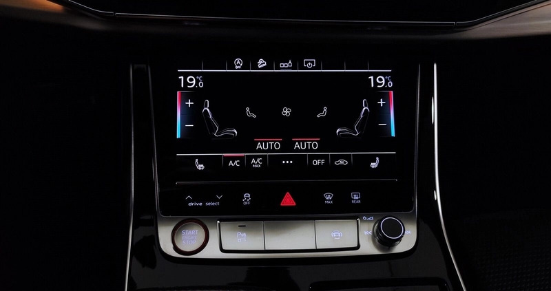 Audi SQ8 cena 430000 przebieg: 63000, rok produkcji 2019 z Kozienice małe 562